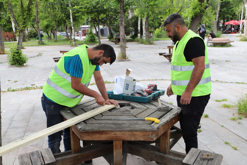 BELEDİYE EKİPLERİ’NDEN PARK VE BAHÇELERDE BAKIM VE ONARIM ÇALIŞMALARI
