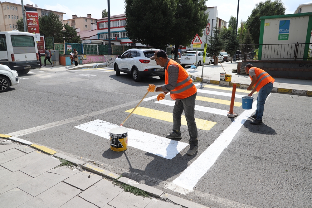 BELEDİYE EKİPLERİ YAYA GEÇİDİ ÇİZGİLERİNİ BOYAYARAK YENİLEDİ