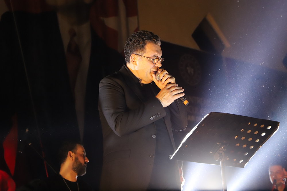 ARDAHAN'DA FERİHAN ATİK VE BELEDİYE BAŞKANI DEMİR'DEN CUMHURİYET ÖZEL KONSERİ