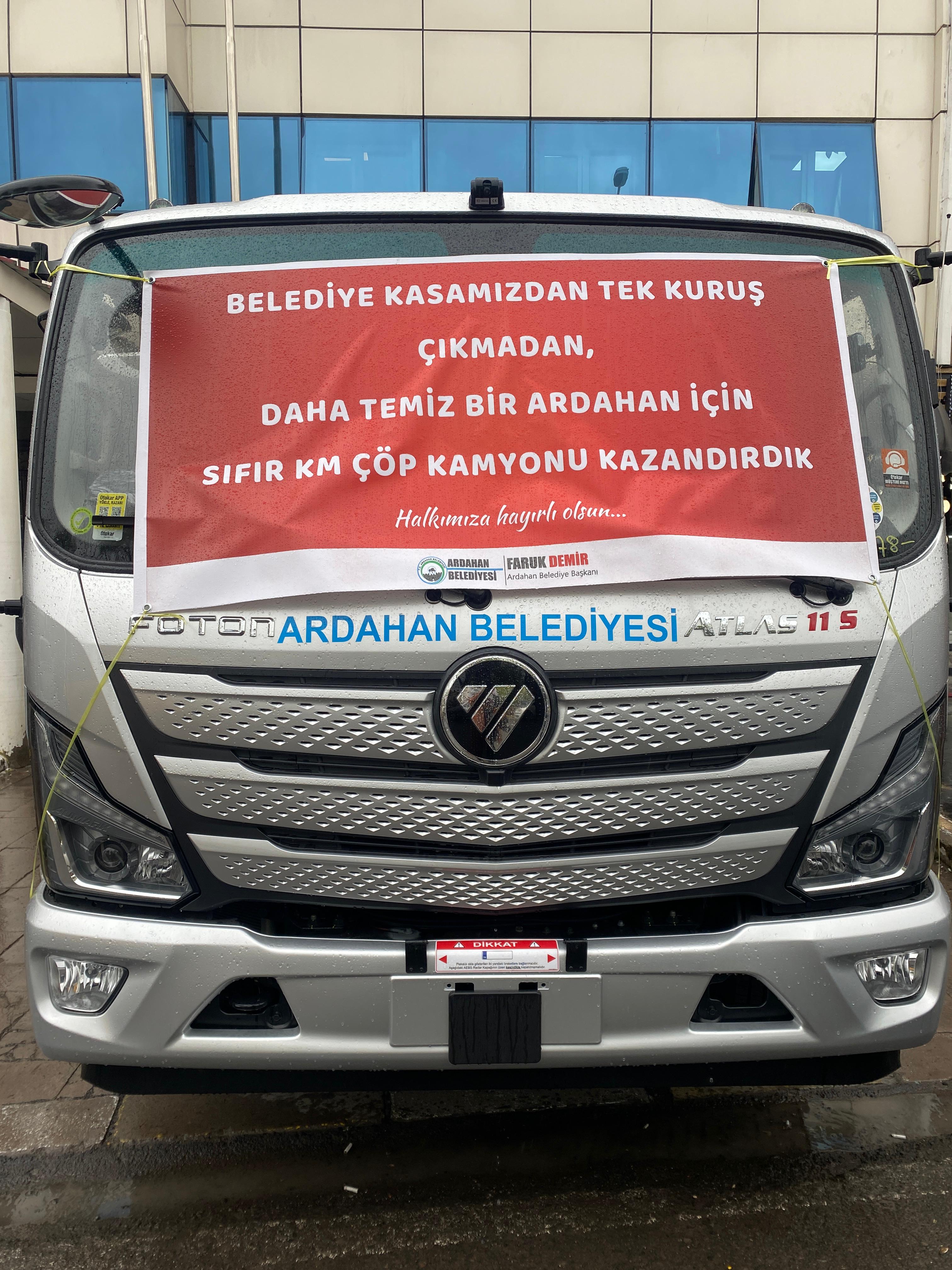 ARDAHAN BELEDİYESİ’NE SIFIR KİLOMETRE ÇÖP KAMYONU