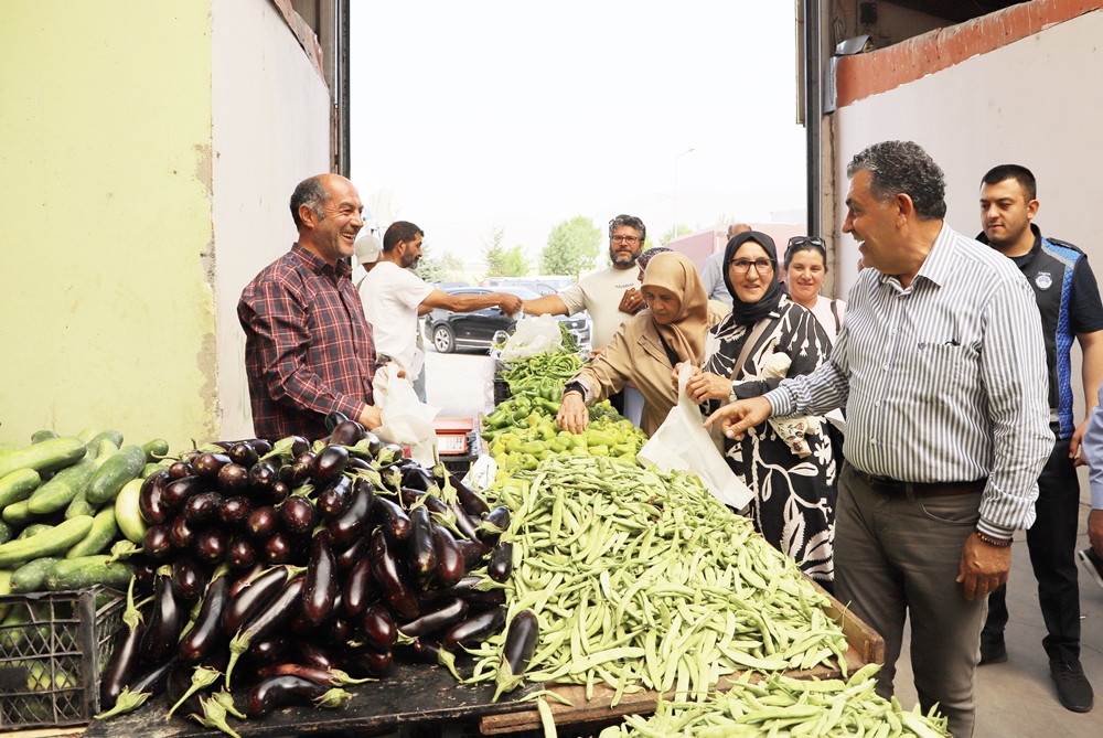 BAŞKAN DEMİR, SEMT PAZARINI ZİYARET ETTİ
