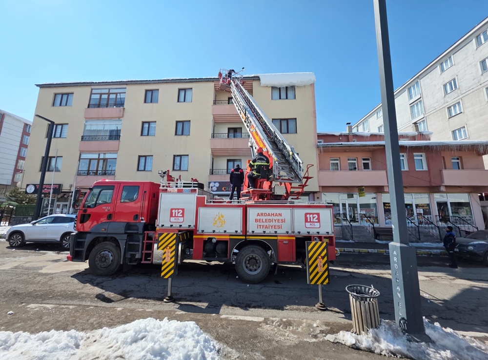 ARDAHAN BELEDİYESİ İTFAİYE EKİPLERİ, ÇATILARDAKİ DEVASA KAR VE BUZLARI TEMİZLİYOR