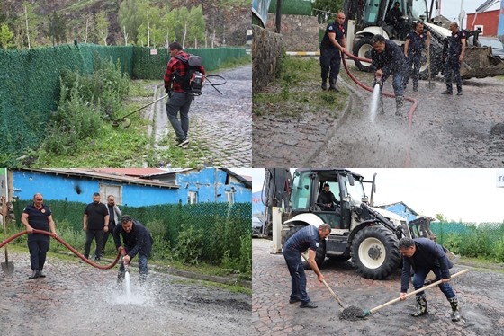 BAŞKAN DEMİR, EKİPLERİN YOL YIKAMA ÇALIŞMASINA EŞLİK ETTİ