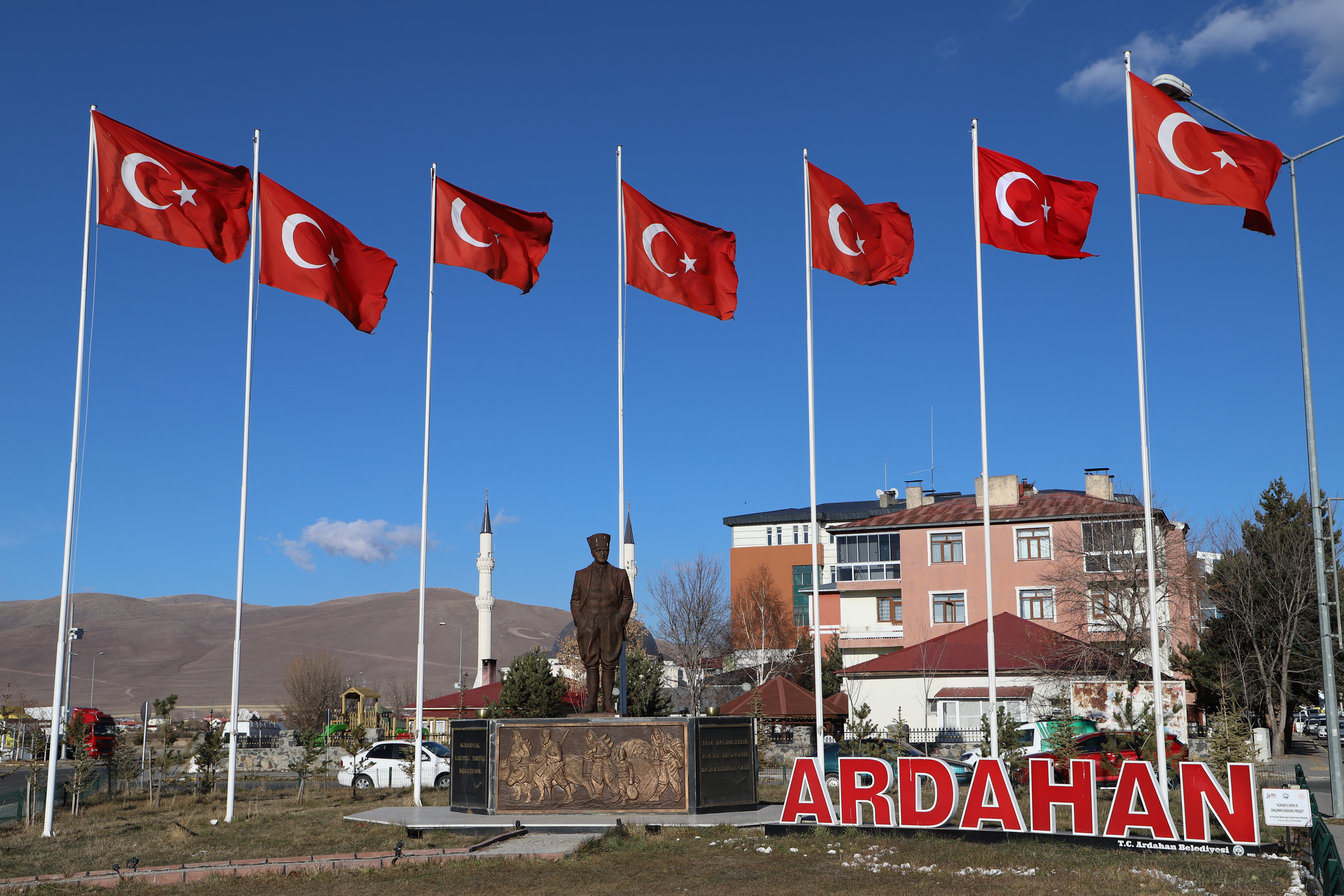 KENTİN GİRİŞİNE ATATÜRK BÜSTÜ VE ARDAHAN YAZISI