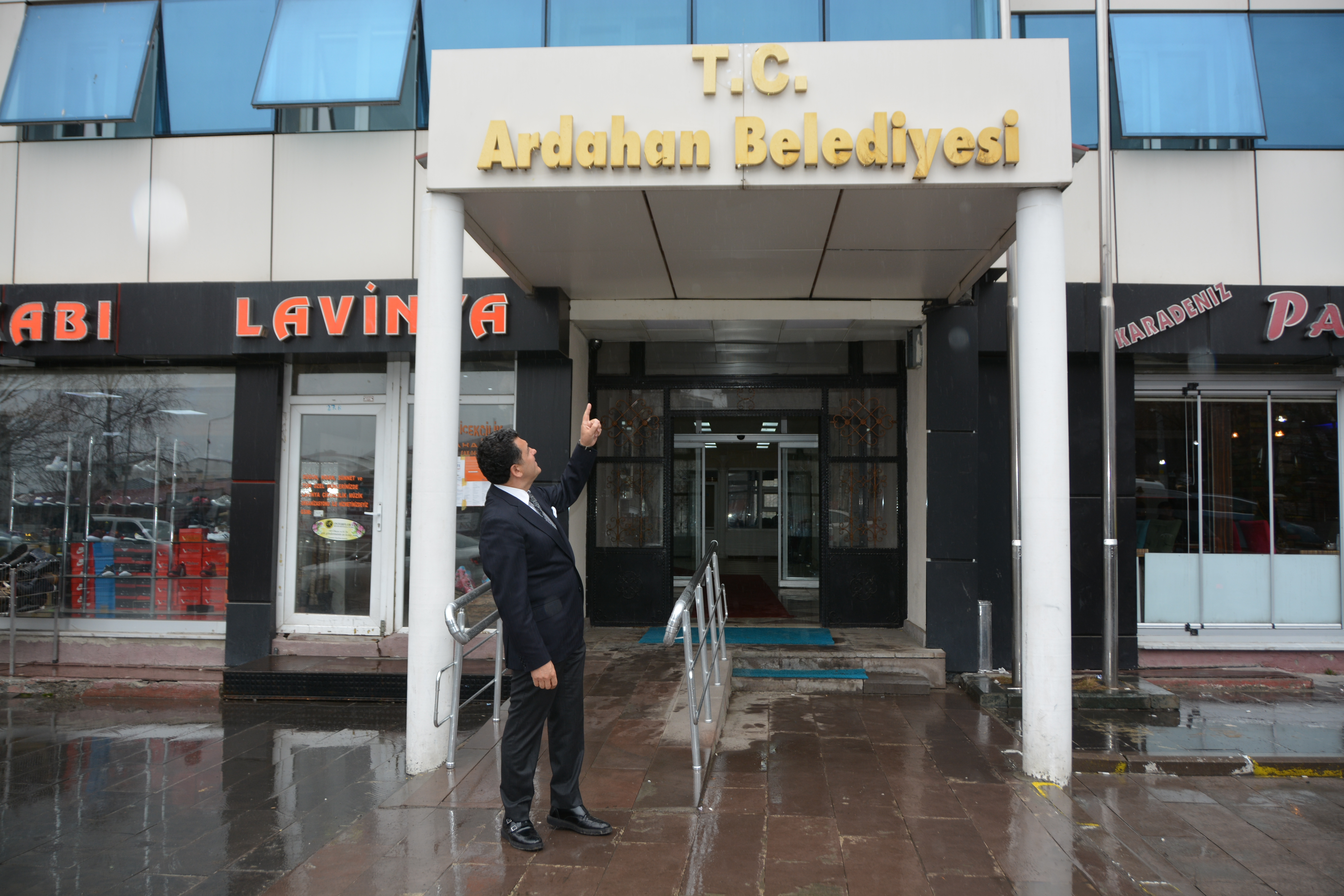 BELEDİYE BİNASI TABELASINA T.C. İBARESİNİN EKLENMESİ